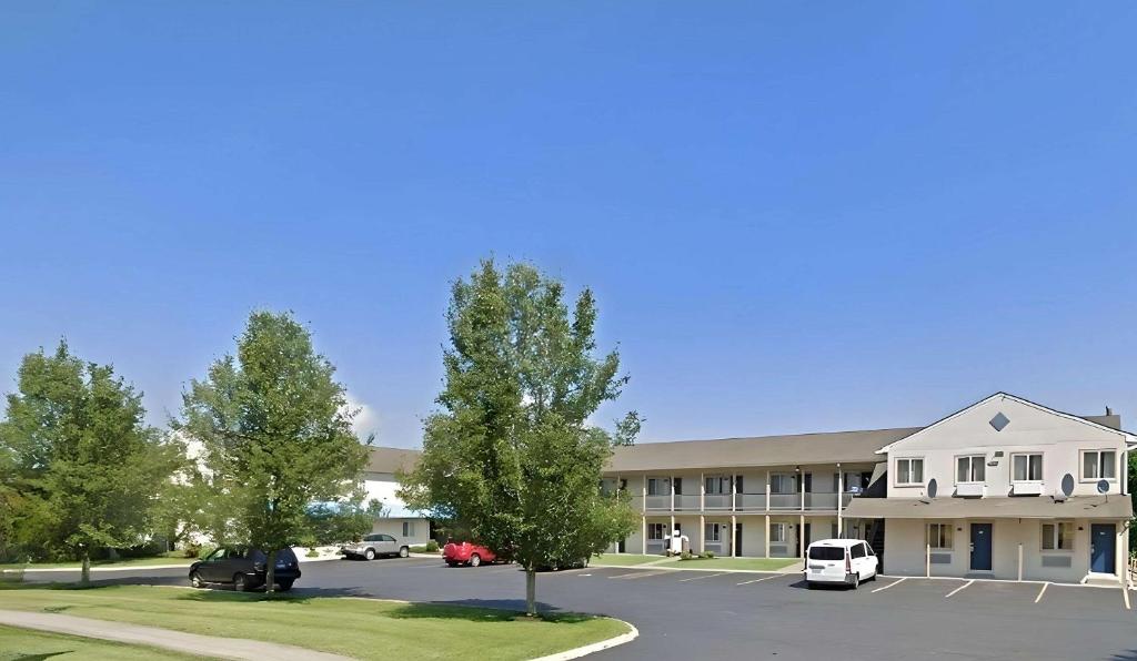 a large building with cars parked in a parking lot at Econo Lodge Bethel - Danbury in Bethel