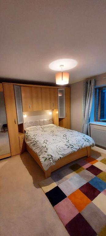 una camera con un grande letto di Excellent location St Anne's Park 2 Bed/Bath Apartment, Dublin 5 a Dublino