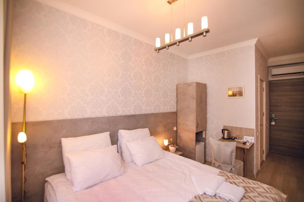 Postel nebo postele na pokoji v ubytování Kenari Hotel