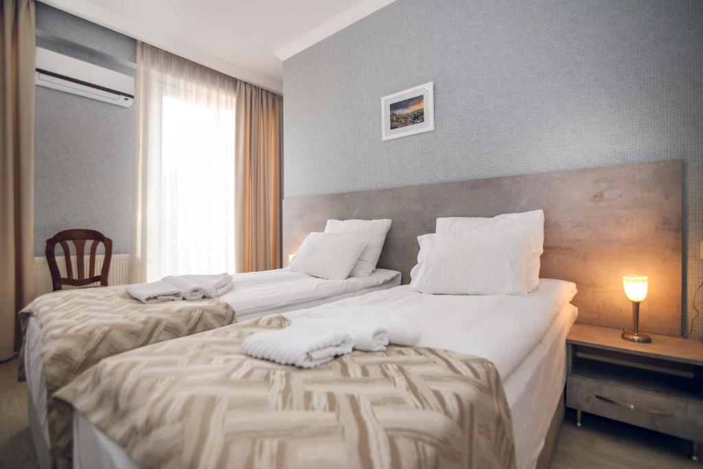 Postel nebo postele na pokoji v ubytování Kenari Hotel