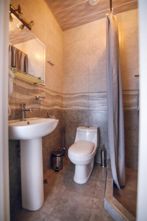 Koupelna v ubytování Kenari Hotel