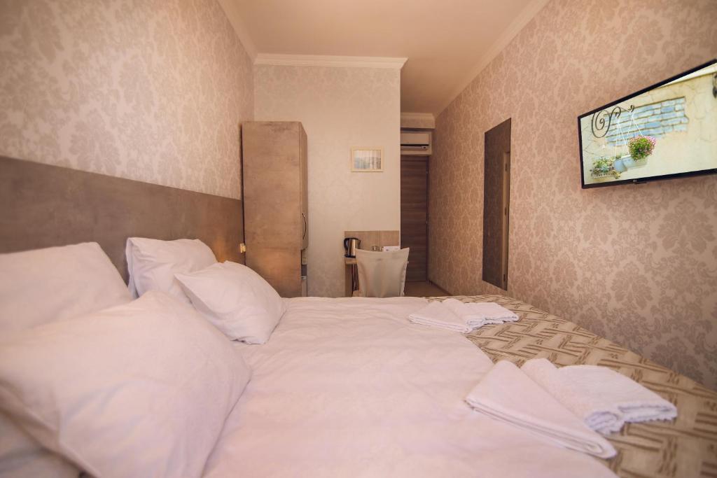 Postel nebo postele na pokoji v ubytování Kenari Hotel