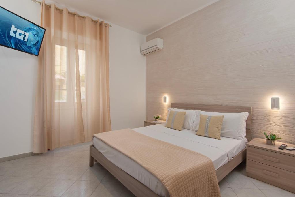 une chambre avec un grand lit et une fenêtre dans l'établissement Casa Vacanze Carolina 348, à Naples
