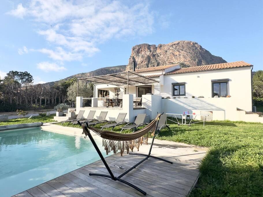 una casa con amaca accanto alla piscina di La Villa Gioia avec piscine ! ad Afa