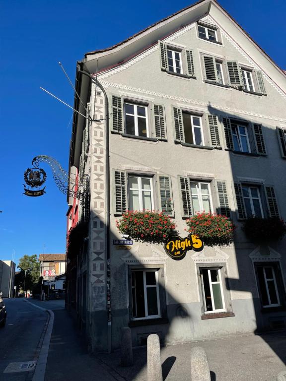un bâtiment avec un panneau sur son côté dans l'établissement Haus zum Rütli, à Coire