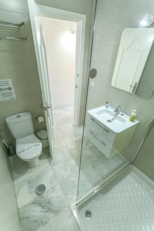 łazienka z toaletą, umywalką i prysznicem w obiekcie Canovas Nerja - Casa adosada con piscina Los Huertos 6 w mieście Nerja