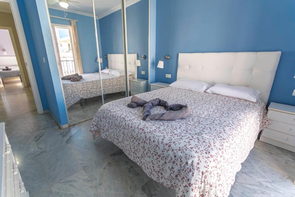 Łóżko lub łóżka w pokoju w obiekcie Canovas Nerja - Casa adosada con piscina Los Huertos 6