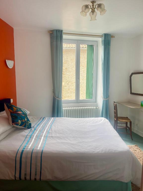 une chambre avec un lit, une fenêtre et un bureau dans l'établissement Le Diamant Chambrés, à Mauprévoir