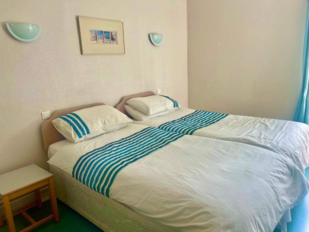 a bed with two pillows on it in a bedroom at Le Diamant Chambrés in Mauprévoir