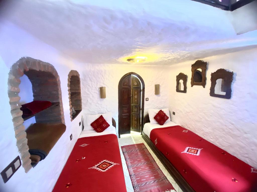 Postel nebo postele na pokoji v ubytování Riad Gharnata