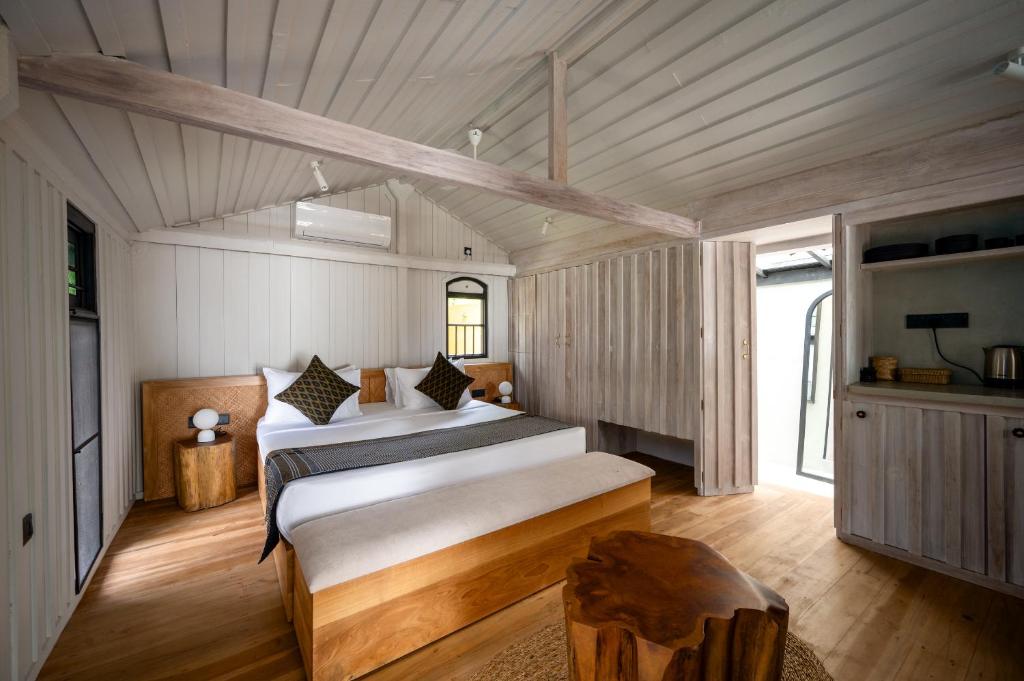 KamburugamuwaにあるOcean front cabin in Madihaのベッドルーム1室(ベッド2台、椅子付)