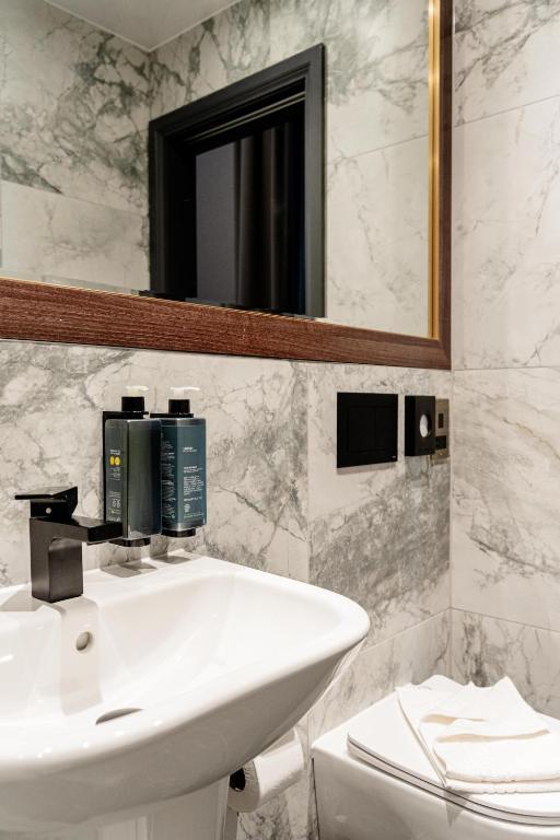 The House on Warwick - Resim 21