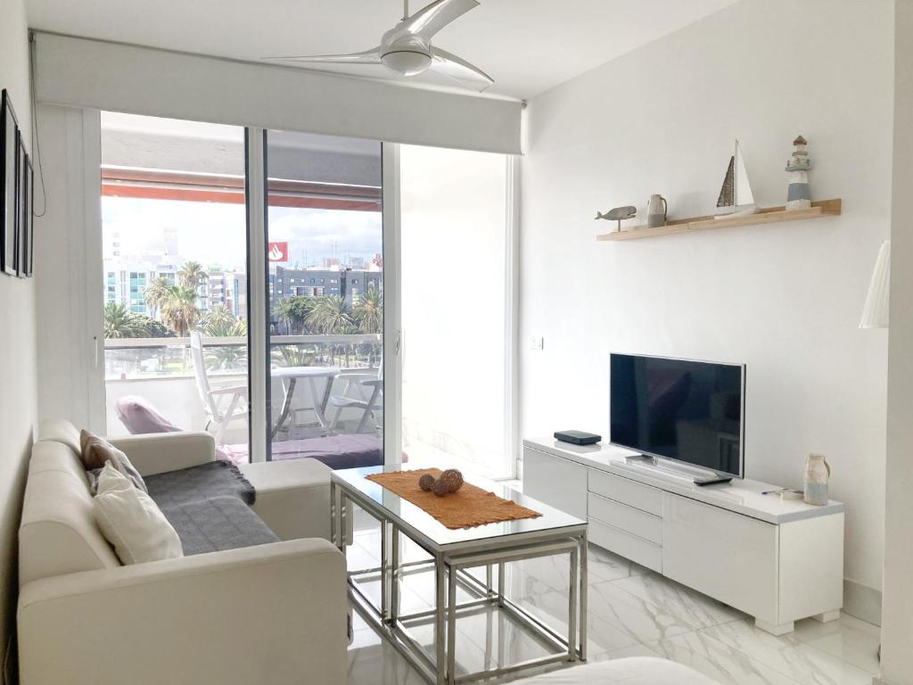TV a/nebo společenská místnost v ubytování Santa Catalina Beach Flat by Canary365