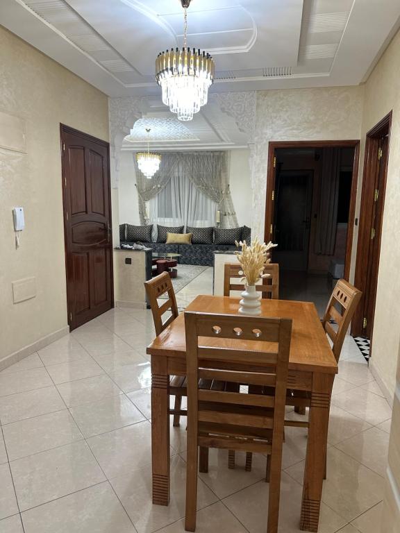 - une salle à manger et un salon avec une table et des chaises dans l'établissement Luxury Modern Apartment, à Béni Mellal