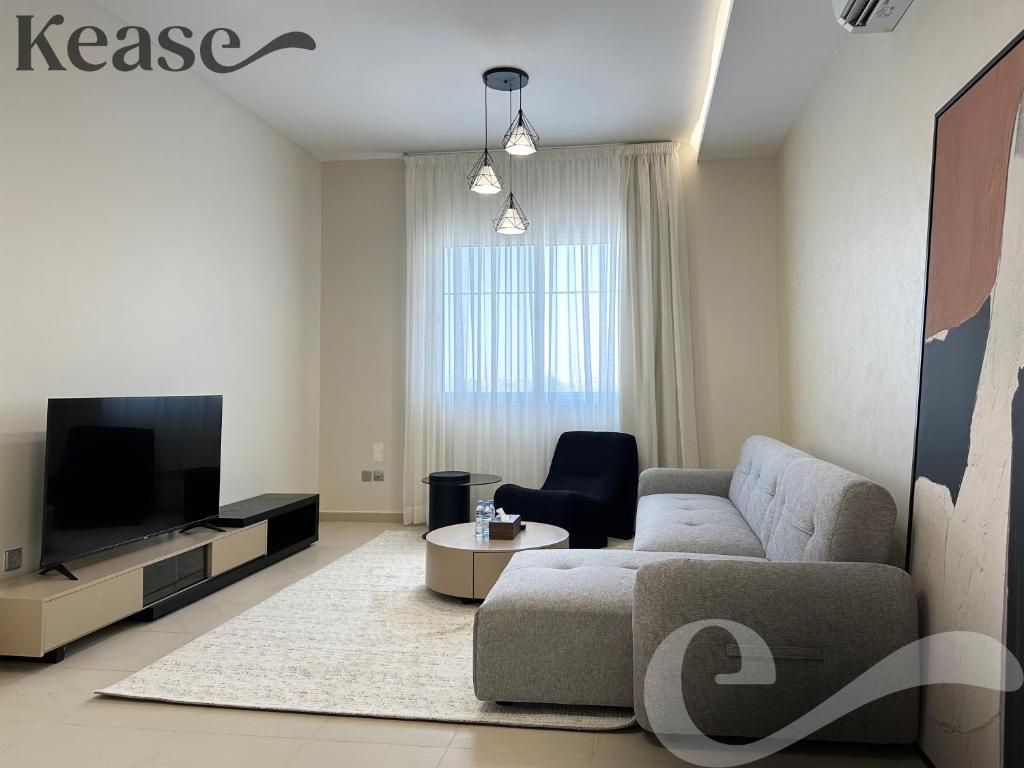 利雅德的住宿－Kease Qurtubah A-12 Royal Design AX95，带沙发和电视的客厅