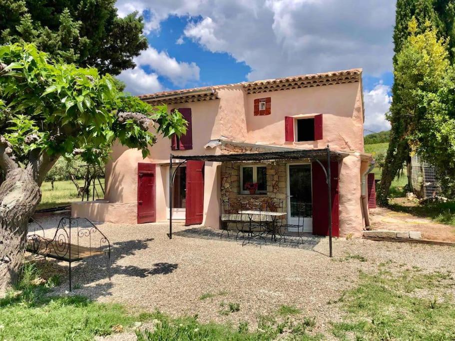 une maison avec des murs rouges et blancs et un arbre dans l'établissement Cabanon provencal Verdon, à Aups