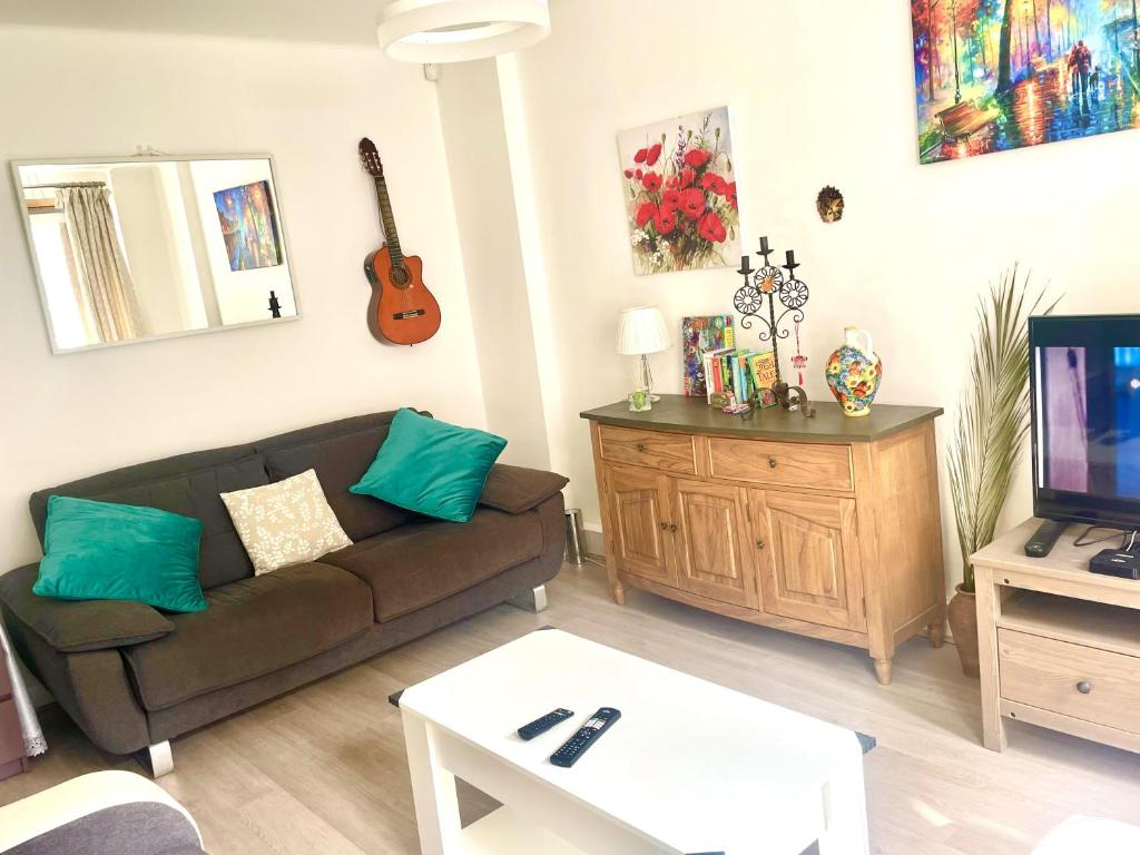 ein Wohnzimmer mit einem Sofa und einem TV in der Unterkunft Impeccable 2-Bed Apartment in London in London