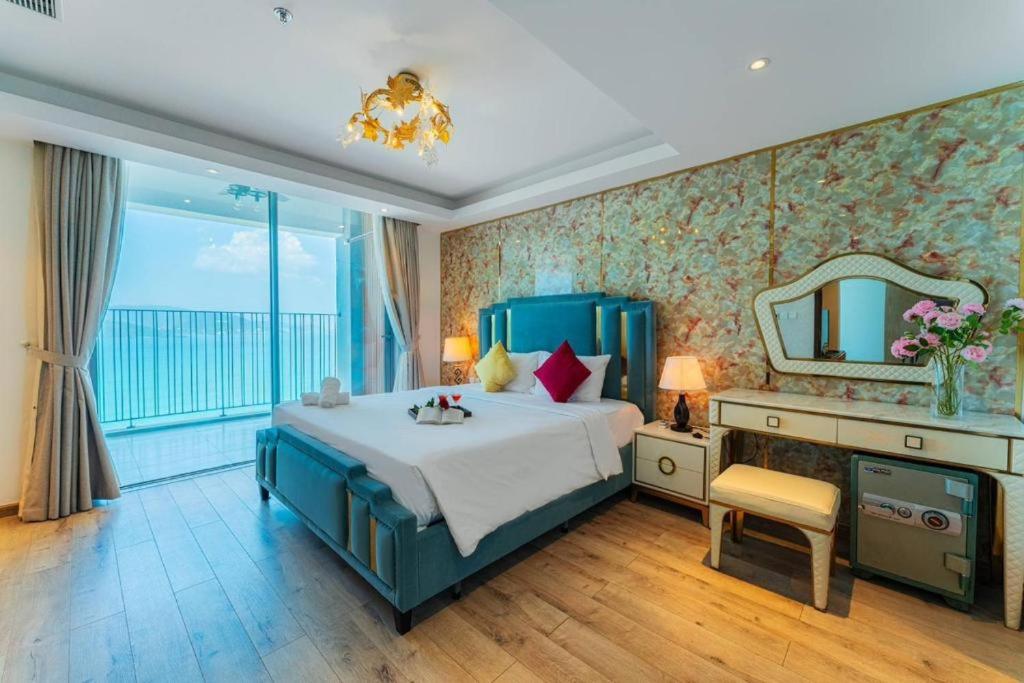 um quarto com uma cama grande e um espelho em Best View Panorama Suites managed by MLB em Nha Trang