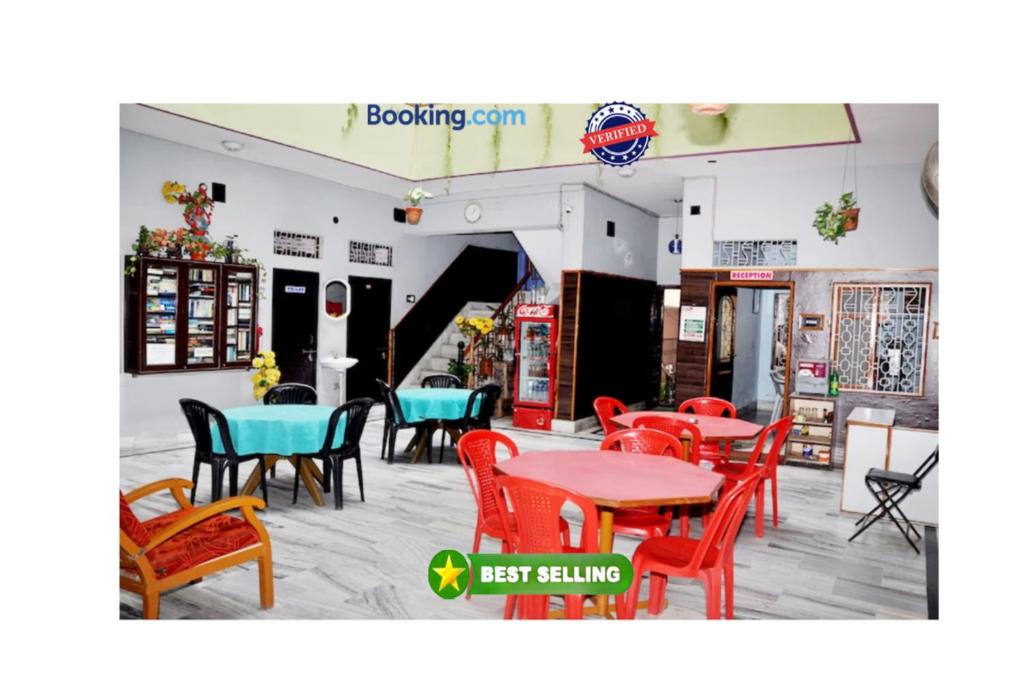 a restaurant with red and blue tables and chairs at Goroomgo Teerth Guest House Varanasi Near Temple and Ganga Ghat in Varanasi