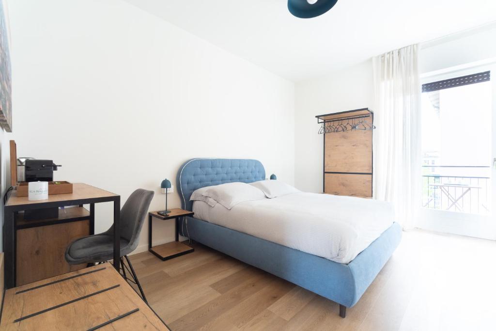 1 dormitorio con cama, escritorio y silla en RGA Bergamo House, en Bérgamo