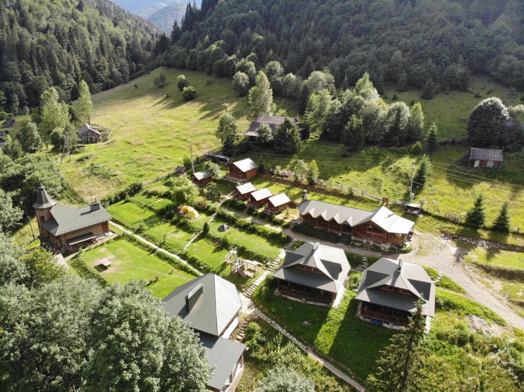 una vista aérea de un complejo en las montañas en Camp Bilyi Slon, en Dzembronia