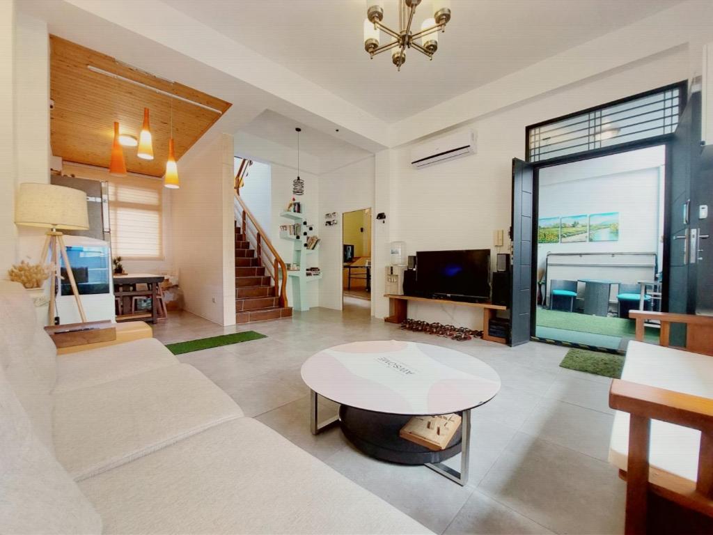 TV a/nebo společenská místnost v ubytování Field Trail Homestay