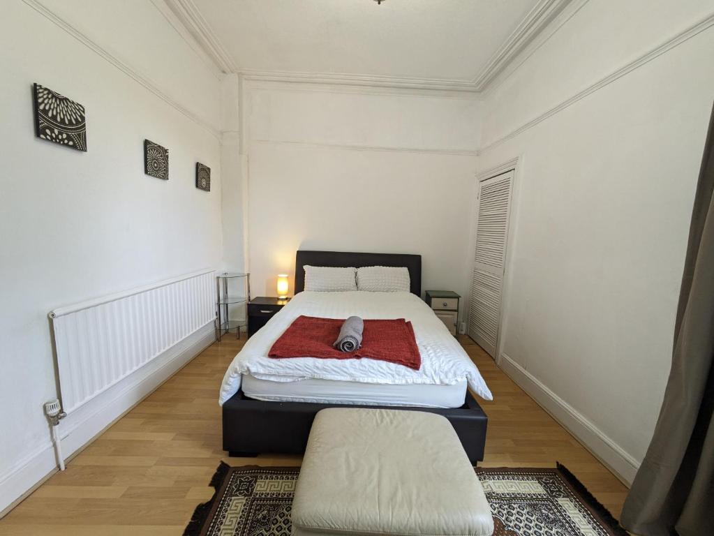 Postel nebo postele na pokoji v ubytování Basic room, Sketty share facilities R5