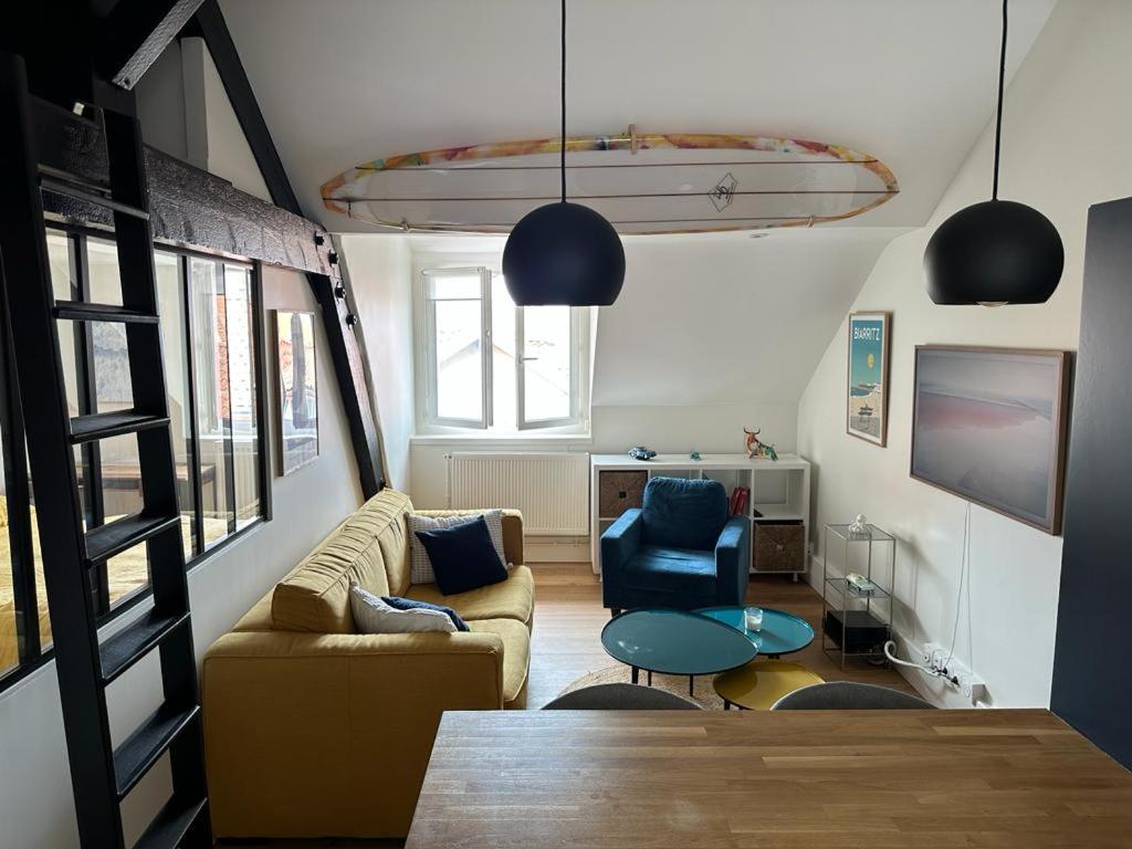 sala de estar con sofá y mesa en Superbe appartement plein centre de Biarritz, en Biarritz