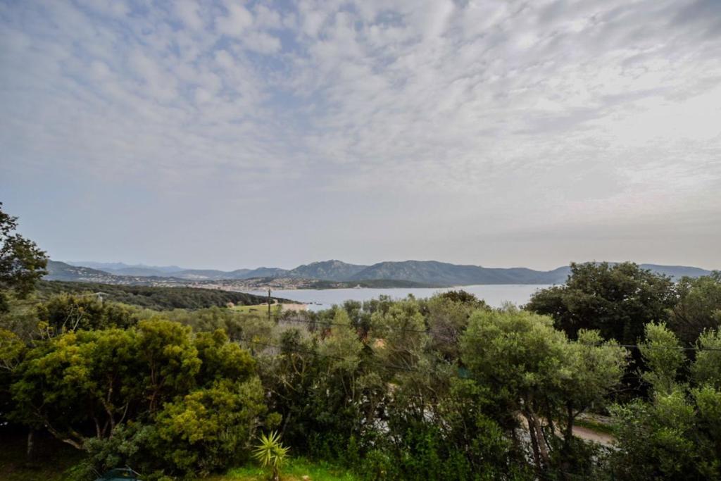 a view of a lake with mountains in the distance at Villa vue mer, Climatisée in Olmeto