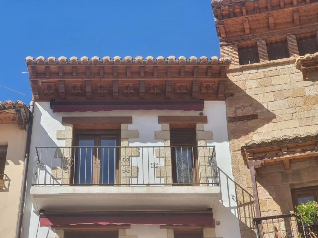un edificio con un balcón en el lateral. en APARTAMENTOS EL PORTAL, en Mora de Rubielos