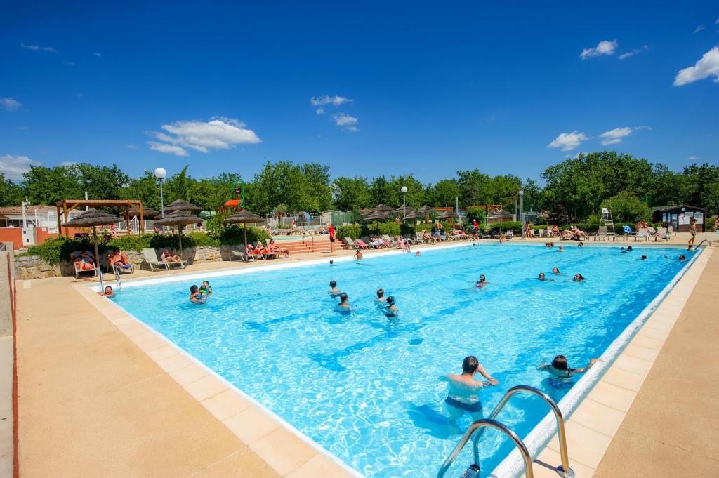 Bazén v ubytování Camping Domaine de Chaussy nebo v jeho okolí