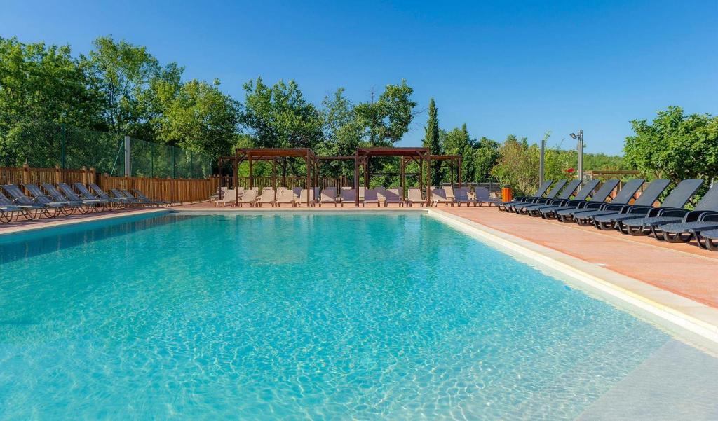 Bazén v ubytování Camping Domaine de Chaussy nebo v jeho okolí