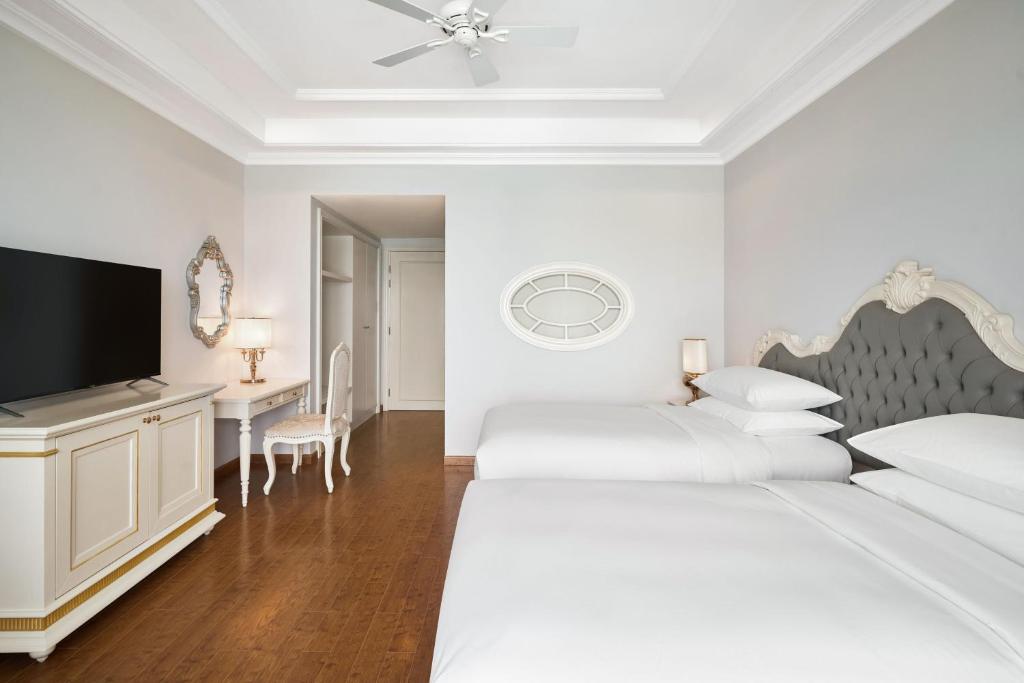 Giường trong phòng chung tại Nha Trang Marriott Resort &amp; Spa, Hon Tre Island