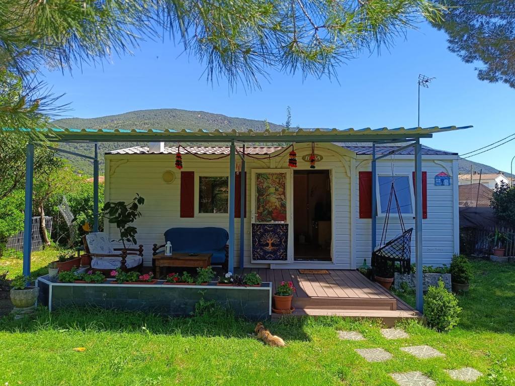 a small house with a porch and a deck at Villa Ardilla (La Adrada) in La Adrada