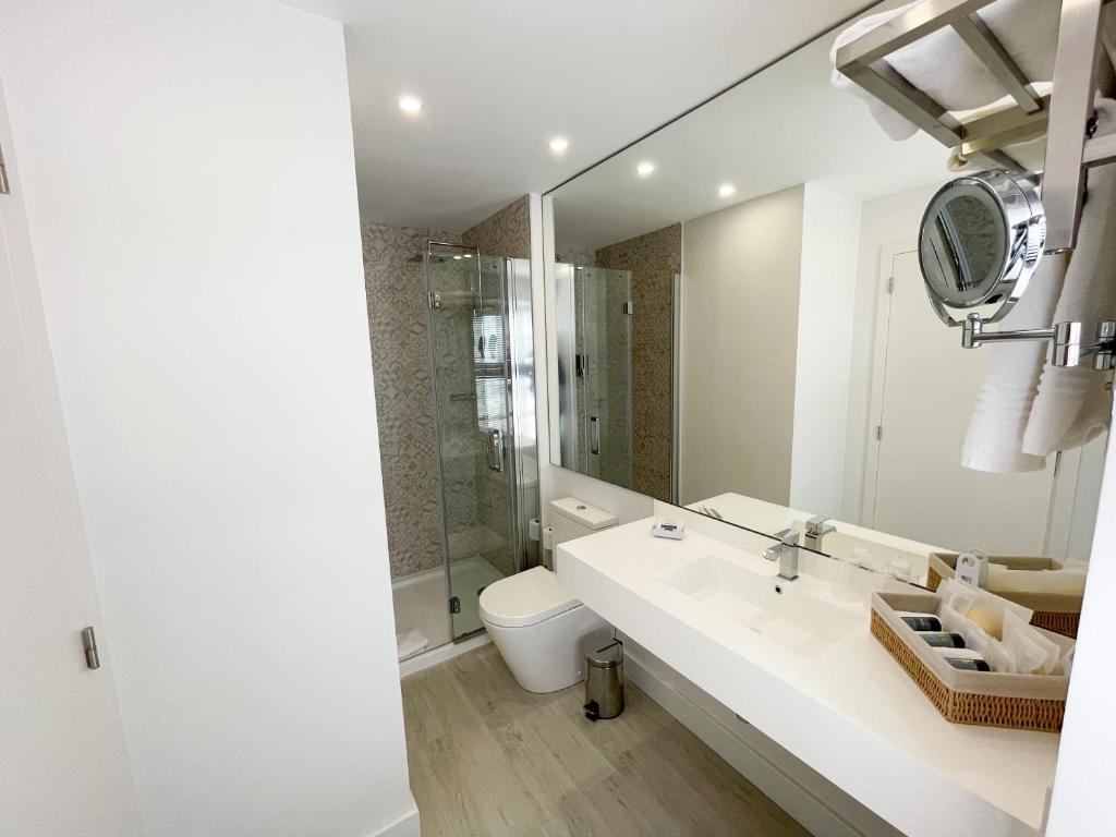 Een badkamer bij Four Points by Sheraton Sesimbra