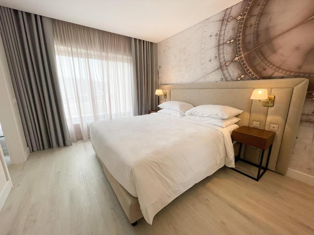 Een bed of bedden in een kamer bij Four Points by Sheraton Sesimbra