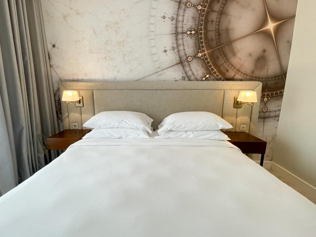 Een bed of bedden in een kamer bij Four Points by Sheraton Sesimbra