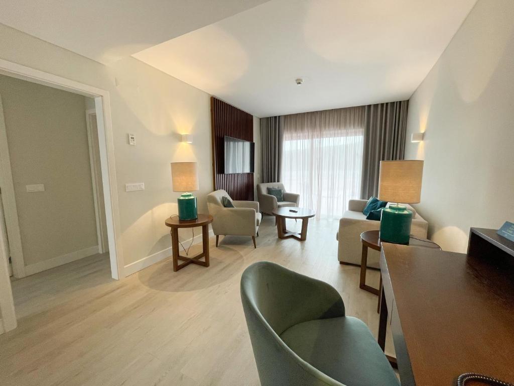 Een zitgedeelte bij Four Points by Sheraton Sesimbra
