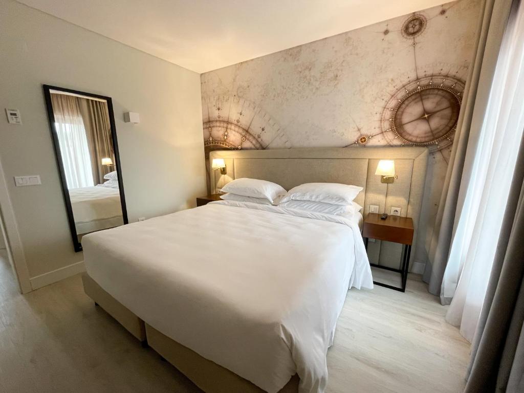 Een bed of bedden in een kamer bij Four Points by Sheraton Sesimbra