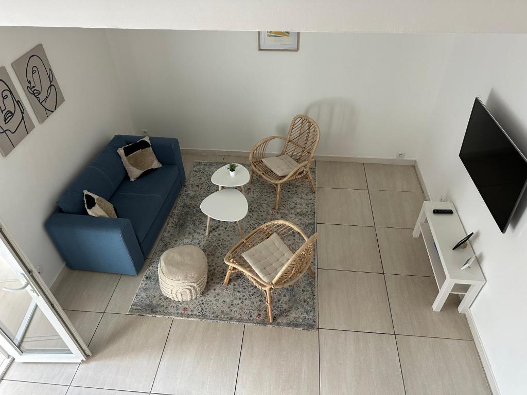 une vue aérienne d'un salon avec un canapé et des chaises dans l'établissement Maison du pêcheur, à Marseille