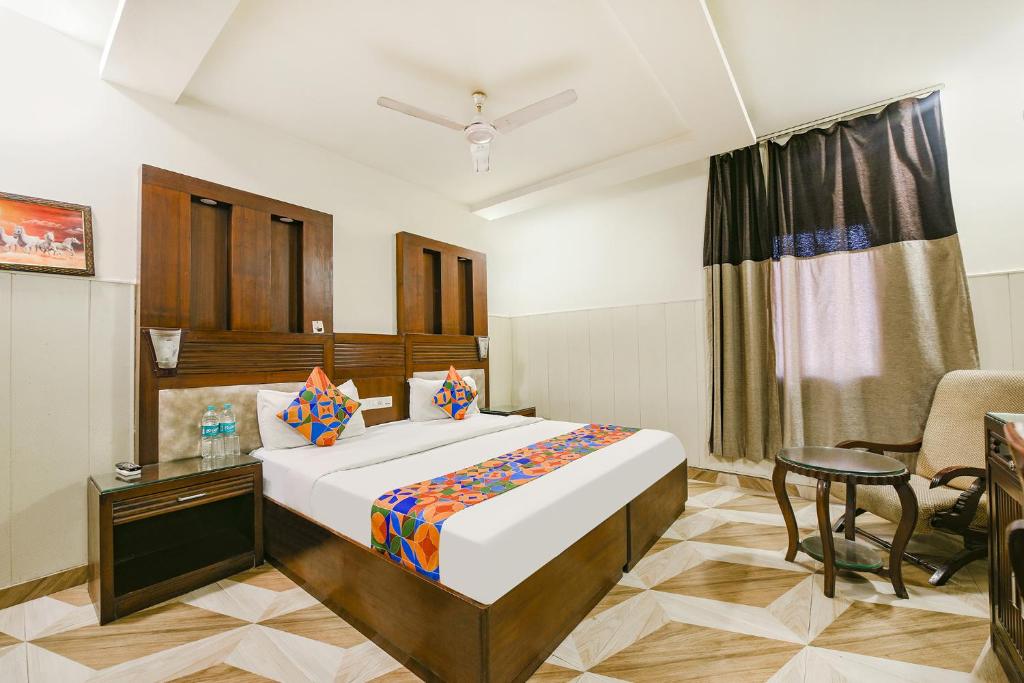 1 dormitorio con 1 cama, 1 mesa y 1 silla en FabHotel Grand Boutique en Nueva Delhi
