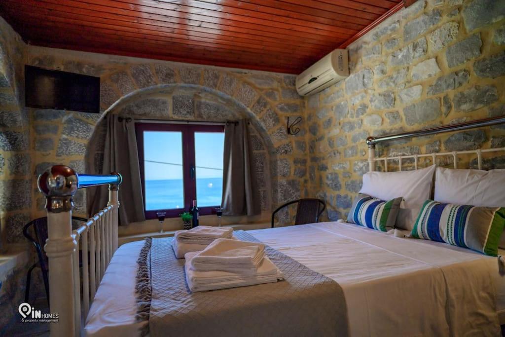 Postel nebo postele na pokoji v ubytování 'Panorama' Stone House On The Beach