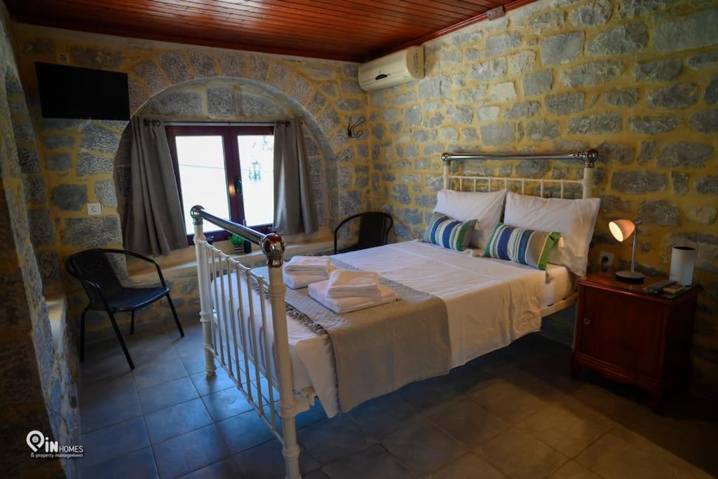 Postel nebo postele na pokoji v ubytování 'Panorama' Stone House On The Beach