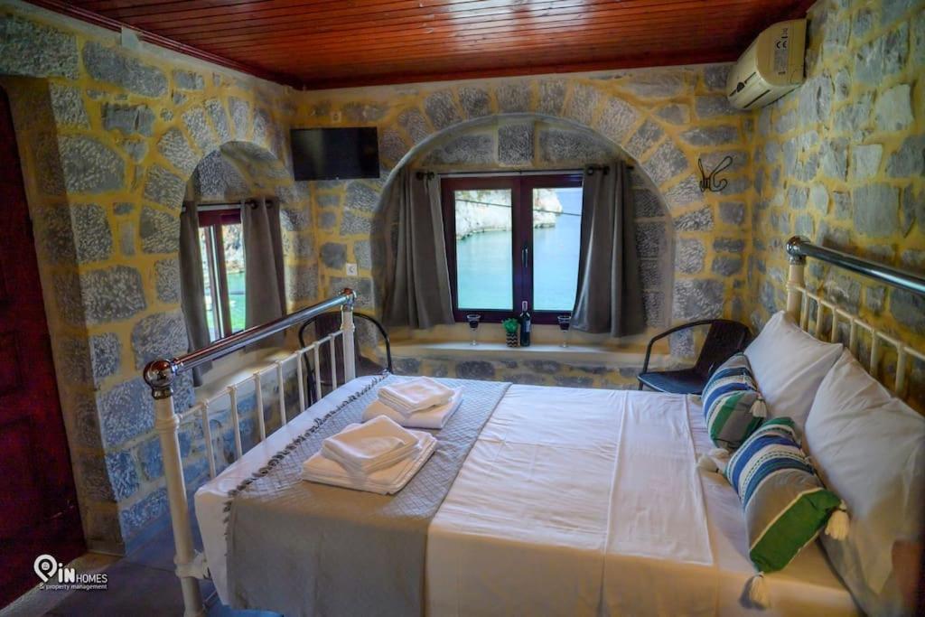 Postel nebo postele na pokoji v ubytování 'Panorama' Stone House On The Beach