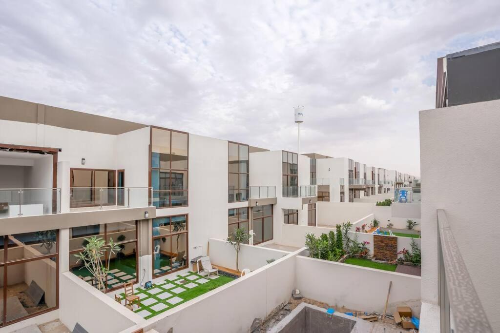 een luchtzicht op een appartementencomplex met balkons bij Zapbed Villa C62-03 in Dubai