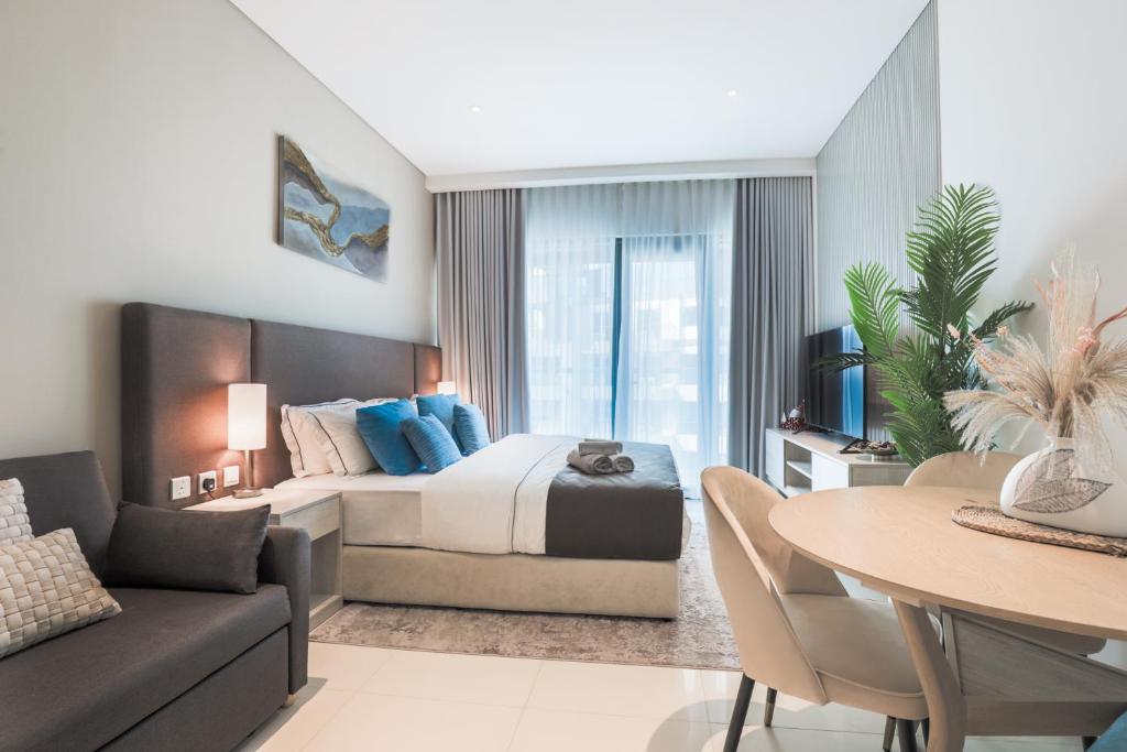Habitación de hotel con cama y comedor en Cosy Studio at Palm Jumeirah, en Dubái