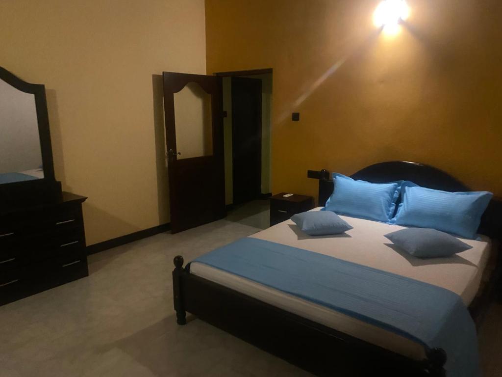 Postel nebo postele na pokoji v ubytování Mango House River Inn Negombo