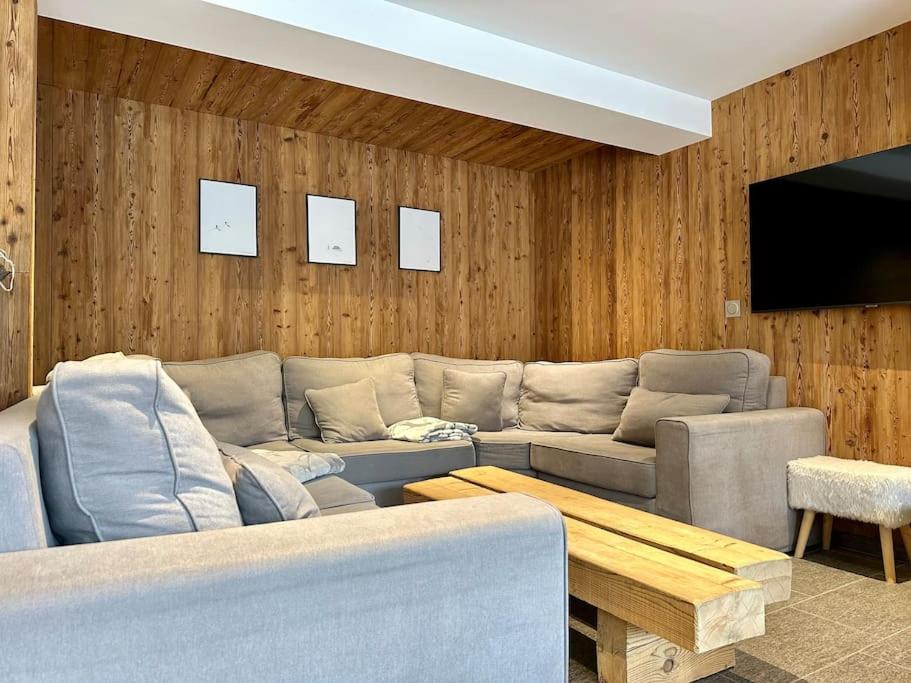a living room with a couch and a flat screen tv at Le refuge in Valloire