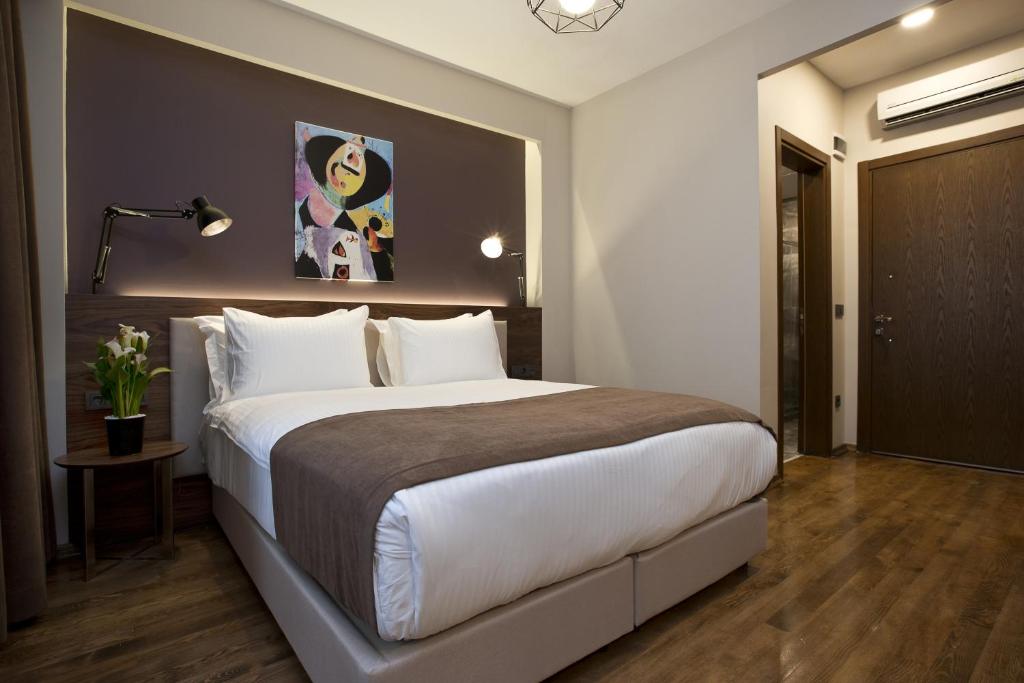 Postel nebo postele na pokoji v ubytování Snog Rooms & Suites