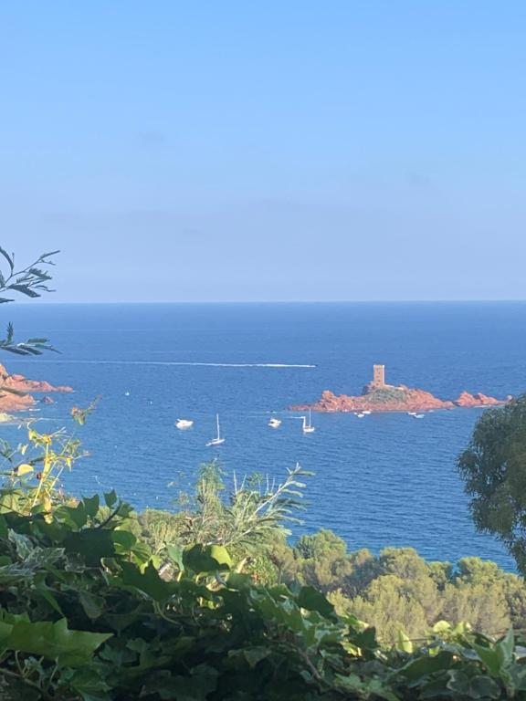 - une vue sur une étendue d'eau avec des bateaux dans l'établissement Mobilhome vue mer grand confort domaine l’île d or, à Saint-Raphaël